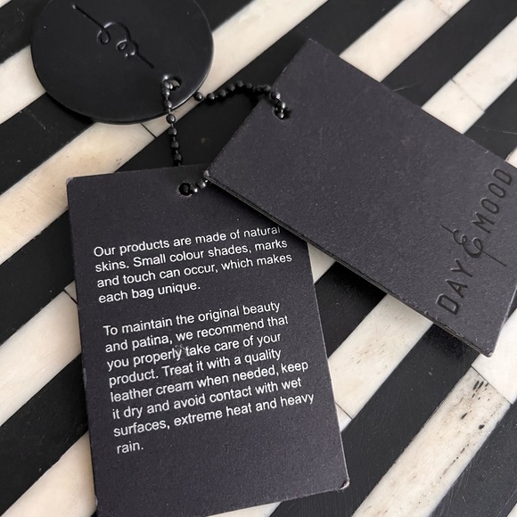 Scandinavian leather tote - Picture 2 of 8